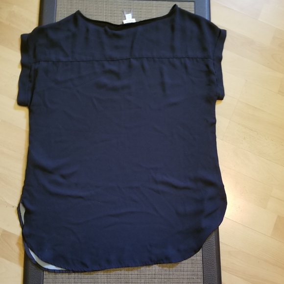 DYNAMITE Blurred & Distressed Graphic Top (Size L) - Picture 3 of 6